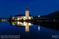 Viennaslide-04434240 Das Schloss Ort (bis ins frühe 20. Jahrhundert auch Orth geschrieben) ist ein Komplex aus zwei Schlössern am Traunsee in Gmunden (Oberösterreich). Es besteht aus dem bekannteren Seeschloss auf einer Insel im Traunsee und dem über der Brücke angebundenen Landschloss. Das Seeschloss zählt zu den ältesten Gebäuden des Salzkammergutes. Es diente als Außenkulisse für die Fernsehserie Schlosshotel Orth.