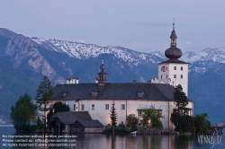 Viennaslide-04434241 Das Schloss Ort (bis ins frühe 20. Jahrhundert auch Orth geschrieben) ist ein Komplex aus zwei Schlössern am Traunsee in Gmunden (Oberösterreich). Es besteht aus dem bekannteren Seeschloss auf einer Insel im Traunsee und dem über der Brücke angebundenen Landschloss. Das Seeschloss zählt zu den ältesten Gebäuden des Salzkammergutes. Es diente als Außenkulisse für die Fernsehserie Schlosshotel Orth.