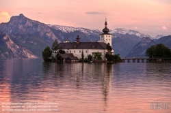 Viennaslide-04434242 Das Schloss Ort (bis ins frühe 20. Jahrhundert auch Orth geschrieben) ist ein Komplex aus zwei Schlössern am Traunsee in Gmunden (Oberösterreich). Es besteht aus dem bekannteren Seeschloss auf einer Insel im Traunsee und dem über der Brücke angebundenen Landschloss. Das Seeschloss zählt zu den ältesten Gebäuden des Salzkammergutes. Es diente als Außenkulisse für die Fernsehserie Schlosshotel Orth.