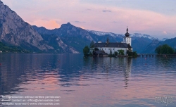 Viennaslide-04434243 Das Schloss Ort (bis ins frühe 20. Jahrhundert auch Orth geschrieben) ist ein Komplex aus zwei Schlössern am Traunsee in Gmunden (Oberösterreich). Es besteht aus dem bekannteren Seeschloss auf einer Insel im Traunsee und dem über der Brücke angebundenen Landschloss. Das Seeschloss zählt zu den ältesten Gebäuden des Salzkammergutes. Es diente als Außenkulisse für die Fernsehserie Schlosshotel Orth.