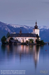 Viennaslide-04434245 Das Schloss Ort (bis ins frühe 20. Jahrhundert auch Orth geschrieben) ist ein Komplex aus zwei Schlössern am Traunsee in Gmunden (Oberösterreich). Es besteht aus dem bekannteren Seeschloss auf einer Insel im Traunsee und dem über der Brücke angebundenen Landschloss. Das Seeschloss zählt zu den ältesten Gebäuden des Salzkammergutes. Es diente als Außenkulisse für die Fernsehserie Schlosshotel Orth.