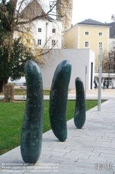 Viennaslide-04510005 'Gurken' ist ein aus fünf einzelnen Skulpturen bestehendes Kunstwerk im Furtwänglerpark in der Altstadt von Salzburg. Es wurde im Rahmen des 'Kunstprojektes Salzburg' 2011 vom österreichischen Künstler Erwin Wurm geschaffen - Salzburg, 'Gherkins' by Artist Erwin Wurm