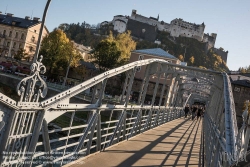 Viennaslide-04510024 Salzburg, Salzach, Mozartsteg, im Hintergrund die Festung Hohensalzburg - Salzburg Mozart Bridge, Hohensalzburg Castle in the Background