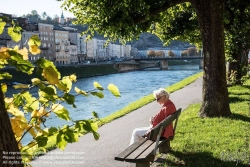 Viennaslide-04510025 Salzburg, eine ältere Frau sitzt an der Salzach - Salzburg, Woman sitting at the Banks of River Salzach