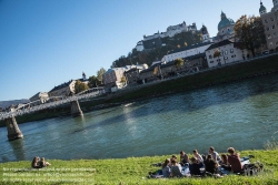 Viennaslide-04510028 Salzburg, eine Grupper junger Menschen am Ufer der Salzach, im Hintergrund die Festung Hohensalzburg - Salzburg, a Group of Young People at the Banks of River Salzach, Hohensalzburg Castle in the Background