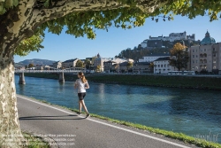 Viennaslide-04510030 Salzburg, Joggerin an der Salzach, im Hintergrund die Festung Hohensalzburg - Salzburg, Jogging along the Banks of River Salzach, Hohensalzburg Castle in the Background