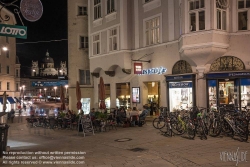 Viennaslide-04510038 Salzburg, Lokale und Gastgärten in der Linzer Gasse, im Hintergrund die Universitätskirche - Salzburg, Linzer Gasse, Outdoor Cafes