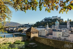 Viennaslide-04510820f Salzburg, Stadtpanorama vom Kapuzinerberg, vorne Salzach mit Mozartsteg, Dom, im Hintergrund die Festung Hohensalzburg - Salzburg, Panoramic View with Hohensalzburg Castle in the Background