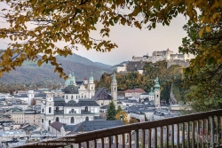 Viennaslide-04510901f Salzburg, Blick vom Mönchsberg auf das Stadtpanorama am Abend, vorne Universitätskirche, Festung Hohensalzburg im Hintergrund - Salzburg, Panoramic View from Mönchsberg, Evening Time