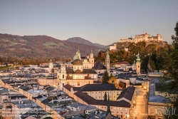 Viennaslide-04510902f Salzburg, Blick vom Mönchsberg auf das Stadtpanorama am Abend, im Hintergrund die Festung Hohensalzburg - Salzburg, Panoramic View from Mönchsberg at Evening Time, Hohensalzburg Castle in the Background