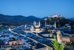 Viennaslide-04510906f Salzburg, Blick vom Mönchsberg auf das Stadtpanorama am Abend, im Hintergrund die Festung Hohensalzburg - Salzburg, Panoramic View from Mönchsberg at Evening Time, Hohensalzburg Castle in the Background