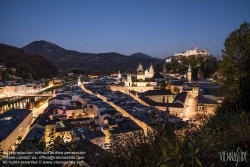 Viennaslide-04510915 Salzburg, Blick vom Mönchsberg auf das Stadtpanorama am Abend, im Hintergrund die Festung Hohensalzburg - Salzburg, Panoramic View from Mönchsberg at Evening Time, Hohensalzburg Castle in the Background