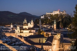 Viennaslide-04510916 Salzburg, Blick vom Mönchsberg auf das Stadtpanorama am Abend, im Hintergrund die Festung Hohensalzburg - Salzburg, Panoramic View from Mönchsberg at Evening Time, Hohensalzburg Castle in the Background