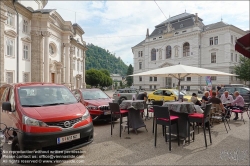 Viennaslide-04519106 Österreich, Salzburg, Autos um einen Gastgarten // Austria, Salzburg, carfriendly Cafe