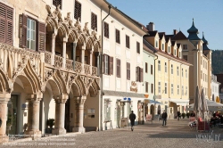 Viennaslide-04832512 Das Kornmesserhaus in Bruck an der Mur gilt als einer der schönsten gotischen Profanbauten Österreichs. Es entstand in den Jahren 1499 bis 1505 für den Hammerherrn Pankraz Kornmeß und ist in seiner Gestaltung von venezianischen Palästen der damaligen Zeit beeinflusst, wie sich beispielsweise an der reich verzierten offenen Arkadenfassade sehen lässt.