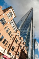 Viennaslide-05170305 The Shard, auch Shard London Bridge (vormals London Bridge Tower, auch Shard of Glass; von englisch shard ‚Scherbe‘, ‚Splitter‘), ist ein Wolkenkratzer in London, der mit 310 Meter von Juli bis Oktober 2012 das höchste Gebäude Europas war.