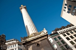 Viennaslide-05170505 Das Monument
Das Monument (offiziell: The Monument to the Great Fire of London) an der Fish Street im Zentrum der Londoner City erinnert an den großen Stadtbrand von 1666. Die 61 Meter hohe dorische Säule, die von einer Aussichtsplattform und einer vergoldeten Urne gekrönt wird, wurde zwischen 1671 und 1677 im Zuge der Wiederaufbaumaßnahmen nach dem verheerenden Brand errichtet. Das Bauwerk wurde von Robert Hooke und Christopher Wren entworfen.