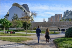 Viennaslide-05451107 Spanien, Valencia, Park im trockengelegten Flussbett des Turia, Oper von Calatrava im Hintergrund // Spain, Valencia, Garden in the bed of former River Turia, Opera by Calatrava in the background