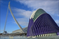 Viennaslide-05451725 Spanien, Valencia, Santiago Calatrava, Ciutat de les Arts i les Ciències, Stadt der Künste und Wissenschaften, Agora, dahinter Pont de l'Assut de l'Or // Spain, Valencia, Santiago Calatrava, City of Arts an Sciences, Ciutat de les Arts i les Ciències, Agora with Pont de l'Assut de l'Or in the Background