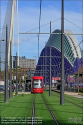 Viennaslide-05459407 Spanien, Valencia, Straßenbahnlinie 10, Bombardier Flexity Outlook vor Ciutat de les Arts i les Ciències von Santiago Calatrava, im Hintergrund Agora // Spain, Valencia, Tram Line 10, Bombardier Flexity Outlook in Front of City of Arts and Science by Santiago Calatrava, Agora in the background