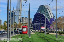 Viennaslide-05459413 Spanien, Valencia, Straßenbahnlinie 10, Bombardier Flexity Outlook vor Ciutat de les Arts i les Ciències von Santiago Calatrava, im Hintergrund Agora // Spain, Valencia, Tram Line 10, Bombardier Flexity Outlook in Front of City of Arts and Science by Santiago Calatrava, Agora in the background