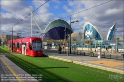 Viennaslide-05459419 Spanien, Valencia, Straßenbahnlinie 10, Bombardier Flexity Outlook vor Ciutat de les Arts i les Ciències von Santiago Calatrava, im Hintergrund Agora // Spain, Valencia, Tram Line 10, Bombardier Flexity Outlook in Front of City of Arts and Science by Santiago Calatrava, Agora in the background