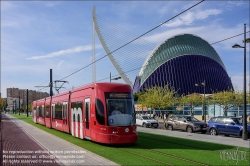 Viennaslide-05459474 Spanien, Valencia, Straßenbahnlinie 10, Bombardier Flexity Outlook vor Ciutat de les Arts i les Ciències von Santiago Calatrava, im Hintergrund Agora // Spain, Valencia, Tram Line 10, Bombardier Flexity Outlook in Front of City of Arts and Science by Santiago Calatrava, Agora in the background