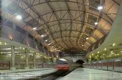 Viennaslide-05618003 Der Bahnhof Lissabon Rossio (port. Estação de Caminhos de Ferro do Rossio) ist ein 1890 eröffneter Kopfbahnhof in der Innenstadt der portugiesischen Hauptstadt Lissabon, er befindet sich zwischen dem gleichnamigen Platz und der Praça dos Restauradores. Am Bahnhof halten normalerweise nur die im 15-Minutentakt verkehrenden Vorortzüge der staatlichen Comboios de Portugal nach Sintra (Linha de Sintra), die von der Tochtergesellschaft CP Urbanos de Lisboa betrieben werden.