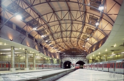 Viennaslide-05618004 Der Bahnhof Lissabon Rossio (port. Estação de Caminhos de Ferro do Rossio) ist ein 1890 eröffneter Kopfbahnhof in der Innenstadt der portugiesischen Hauptstadt Lissabon, er befindet sich zwischen dem gleichnamigen Platz und der Praça dos Restauradores. Am Bahnhof halten normalerweise nur die im 15-Minutentakt verkehrenden Vorortzüge der staatlichen Comboios de Portugal nach Sintra (Linha de Sintra), die von der Tochtergesellschaft CP Urbanos de Lisboa betrieben werden.