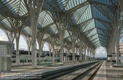 Viennaslide-05618501 Der Bahnhof Estação do Oriente, auch Gare do Oriente, zu Deutsch Ostbahnhof, ist ein Fern- und Regionalbahnhof im äußersten Nordosten Lissabons am Gelände der früheren Expo 1998, heute Parque das Nações. Er liegt an der Linha do Norte und wird jährlich von 75 Millionen Reisenden frequentiert. Der Bahnhof wurde als Eingang der Expo98 errichtet, entsprechend großzügig ist er gestaltet. Interessant sind insbesondere die Stahlbetontragwerke der Gleise, die trotz ihrer Massivität durch abgerundete Formen einen futuristischen Eindruck vermitteln. Die Bogenform prägt die Eingangsebene und setzt sich in vielen Details wie zum Beispiel dem abgerundeten flügelförmigen Vordach fort.