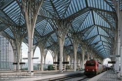 Viennaslide-05618502 Der Bahnhof Estação do Oriente, auch Gare do Oriente, zu Deutsch Ostbahnhof, ist ein Fern- und Regionalbahnhof im äußersten Nordosten Lissabons am Gelände der früheren Expo 1998, heute Parque das Nações. Er liegt an der Linha do Norte und wird jährlich von 75 Millionen Reisenden frequentiert. Der Bahnhof wurde als Eingang der Expo98 errichtet, entsprechend großzügig ist er gestaltet. Interessant sind insbesondere die Stahlbetontragwerke der Gleise, die trotz ihrer Massivität durch abgerundete Formen einen futuristischen Eindruck vermitteln. Die Bogenform prägt die Eingangsebene und setzt sich in vielen Details wie zum Beispiel dem abgerundeten flügelförmigen Vordach fort.