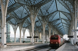 Viennaslide-05618502a Der Bahnhof Estação do Oriente, auch Gare do Oriente, zu Deutsch Ostbahnhof, ist ein Fern- und Regionalbahnhof im äußersten Nordosten Lissabons am Gelände der früheren Expo 1998, heute Parque das Nações. Er liegt an der Linha do Norte und wird jährlich von 75 Millionen Reisenden frequentiert. Der Bahnhof wurde als Eingang der Expo98 errichtet, entsprechend großzügig ist er gestaltet. Interessant sind insbesondere die Stahlbetontragwerke der Gleise, die trotz ihrer Massivität durch abgerundete Formen einen futuristischen Eindruck vermitteln. Die Bogenform prägt die Eingangsebene und setzt sich in vielen Details wie zum Beispiel dem abgerundeten flügelförmigen Vordach fort.