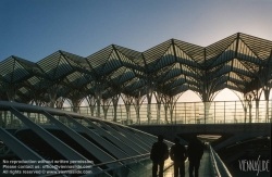 Viennaslide-05618503a Der Bahnhof Estação do Oriente, auch Gare do Oriente, zu Deutsch Ostbahnhof, ist ein Fern- und Regionalbahnhof im äußersten Nordosten Lissabons am Gelände der früheren Expo 1998, heute Parque das Nações. Er liegt an der Linha do Norte und wird jährlich von 75 Millionen Reisenden frequentiert. Der Bahnhof wurde als Eingang der Expo98 errichtet, entsprechend großzügig ist er gestaltet. Interessant sind insbesondere die Stahlbetontragwerke der Gleise, die trotz ihrer Massivität durch abgerundete Formen einen futuristischen Eindruck vermitteln. Die Bogenform prägt die Eingangsebene und setzt sich in vielen Details wie zum Beispiel dem abgerundeten flügelförmigen Vordach fort.