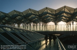 Viennaslide-05618503b Der Bahnhof Estação do Oriente, auch Gare do Oriente, zu Deutsch Ostbahnhof, ist ein Fern- und Regionalbahnhof im äußersten Nordosten Lissabons am Gelände der früheren Expo 1998, heute Parque das Nações. Er liegt an der Linha do Norte und wird jährlich von 75 Millionen Reisenden frequentiert. Der Bahnhof wurde als Eingang der Expo98 errichtet, entsprechend großzügig ist er gestaltet. Interessant sind insbesondere die Stahlbetontragwerke der Gleise, die trotz ihrer Massivität durch abgerundete Formen einen futuristischen Eindruck vermitteln. Die Bogenform prägt die Eingangsebene und setzt sich in vielen Details wie zum Beispiel dem abgerundeten flügelförmigen Vordach fort.