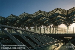 Viennaslide-05618503c Der Bahnhof Estação do Oriente, auch Gare do Oriente, zu Deutsch Ostbahnhof, ist ein Fern- und Regionalbahnhof im äußersten Nordosten Lissabons am Gelände der früheren Expo 1998, heute Parque das Nações. Er liegt an der Linha do Norte und wird jährlich von 75 Millionen Reisenden frequentiert. Der Bahnhof wurde als Eingang der Expo98 errichtet, entsprechend großzügig ist er gestaltet. Interessant sind insbesondere die Stahlbetontragwerke der Gleise, die trotz ihrer Massivität durch abgerundete Formen einen futuristischen Eindruck vermitteln. Die Bogenform prägt die Eingangsebene und setzt sich in vielen Details wie zum Beispiel dem abgerundeten flügelförmigen Vordach fort.