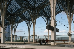 Viennaslide-05618504 Der Bahnhof Estação do Oriente, auch Gare do Oriente, zu Deutsch Ostbahnhof, ist ein Fern- und Regionalbahnhof im äußersten Nordosten Lissabons am Gelände der früheren Expo 1998, heute Parque das Nações. Er liegt an der Linha do Norte und wird jährlich von 75 Millionen Reisenden frequentiert. Der Bahnhof wurde als Eingang der Expo98 errichtet, entsprechend großzügig ist er gestaltet. Interessant sind insbesondere die Stahlbetontragwerke der Gleise, die trotz ihrer Massivität durch abgerundete Formen einen futuristischen Eindruck vermitteln. Die Bogenform prägt die Eingangsebene und setzt sich in vielen Details wie zum Beispiel dem abgerundeten flügelförmigen Vordach fort.