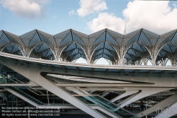 Viennaslide-05618505 Der Bahnhof Estação do Oriente, auch Gare do Oriente, zu Deutsch Ostbahnhof, ist ein Fern- und Regionalbahnhof im äußersten Nordosten Lissabons am Gelände der früheren Expo 1998, heute Parque das Nações. Er liegt an der Linha do Norte und wird jährlich von 75 Millionen Reisenden frequentiert. Der Bahnhof wurde als Eingang der Expo98 errichtet, entsprechend großzügig ist er gestaltet. Interessant sind insbesondere die Stahlbetontragwerke der Gleise, die trotz ihrer Massivität durch abgerundete Formen einen futuristischen Eindruck vermitteln. Die Bogenform prägt die Eingangsebene und setzt sich in vielen Details wie zum Beispiel dem abgerundeten flügelförmigen Vordach fort.