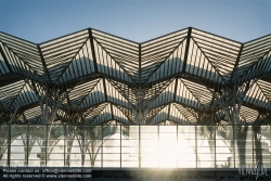 Viennaslide-05618507 Der Bahnhof Estação do Oriente, auch Gare do Oriente, zu Deutsch Ostbahnhof, ist ein Fern- und Regionalbahnhof im äußersten Nordosten Lissabons am Gelände der früheren Expo 1998, heute Parque das Nações. Er liegt an der Linha do Norte und wird jährlich von 75 Millionen Reisenden frequentiert. Der Bahnhof wurde als Eingang der Expo98 errichtet, entsprechend großzügig ist er gestaltet. Interessant sind insbesondere die Stahlbetontragwerke der Gleise, die trotz ihrer Massivität durch abgerundete Formen einen futuristischen Eindruck vermitteln. Die Bogenform prägt die Eingangsebene und setzt sich in vielen Details wie zum Beispiel dem abgerundeten flügelförmigen Vordach fort.