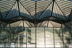 Viennaslide-05618508 Der Bahnhof Estação do Oriente, auch Gare do Oriente, zu Deutsch Ostbahnhof, ist ein Fern- und Regionalbahnhof im äußersten Nordosten Lissabons am Gelände der früheren Expo 1998, heute Parque das Nações. Er liegt an der Linha do Norte und wird jährlich von 75 Millionen Reisenden frequentiert. Der Bahnhof wurde als Eingang der Expo98 errichtet, entsprechend großzügig ist er gestaltet. Interessant sind insbesondere die Stahlbetontragwerke der Gleise, die trotz ihrer Massivität durch abgerundete Formen einen futuristischen Eindruck vermitteln. Die Bogenform prägt die Eingangsebene und setzt sich in vielen Details wie zum Beispiel dem abgerundeten flügelförmigen Vordach fort.