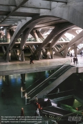 Viennaslide-05618510a Der Bahnhof Estação do Oriente, auch Gare do Oriente, zu Deutsch Ostbahnhof, ist ein Fern- und Regionalbahnhof im äußersten Nordosten Lissabons am Gelände der früheren Expo 1998, heute Parque das Nações. Er liegt an der Linha do Norte und wird jährlich von 75 Millionen Reisenden frequentiert. Der Bahnhof wurde als Eingang der Expo98 errichtet, entsprechend großzügig ist er gestaltet. Interessant sind insbesondere die Stahlbetontragwerke der Gleise, die trotz ihrer Massivität durch abgerundete Formen einen futuristischen Eindruck vermitteln. Die Bogenform prägt die Eingangsebene und setzt sich in vielen Details wie zum Beispiel dem abgerundeten flügelförmigen Vordach fort.