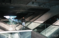 Viennaslide-05618516a Der Bahnhof Estação do Oriente, auch Gare do Oriente, zu Deutsch Ostbahnhof, ist ein Fern- und Regionalbahnhof im äußersten Nordosten Lissabons am Gelände der früheren Expo 1998, heute Parque das Nações. Er liegt an der Linha do Norte und wird jährlich von 75 Millionen Reisenden frequentiert. Der Bahnhof wurde als Eingang der Expo98 errichtet, entsprechend großzügig ist er gestaltet. Interessant sind insbesondere die Stahlbetontragwerke der Gleise, die trotz ihrer Massivität durch abgerundete Formen einen futuristischen Eindruck vermitteln. Die Bogenform prägt die Eingangsebene und setzt sich in vielen Details wie zum Beispiel dem abgerundeten flügelförmigen Vordach fort.