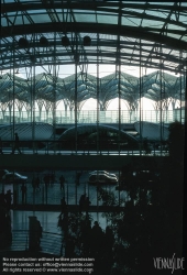 Viennaslide-05618522 Der Bahnhof Estação do Oriente, auch Gare do Oriente, zu Deutsch Ostbahnhof, ist ein Fern- und Regionalbahnhof im äußersten Nordosten Lissabons am Gelände der früheren Expo 1998, heute Parque das Nações. Er liegt an der Linha do Norte und wird jährlich von 75 Millionen Reisenden frequentiert. Der Bahnhof wurde als Eingang der Expo98 errichtet, entsprechend großzügig ist er gestaltet. Interessant sind insbesondere die Stahlbetontragwerke der Gleise, die trotz ihrer Massivität durch abgerundete Formen einen futuristischen Eindruck vermitteln. Die Bogenform prägt die Eingangsebene und setzt sich in vielen Details wie zum Beispiel dem abgerundeten flügelförmigen Vordach fort.