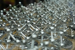 Viennaslide-05810101 Das Atomium ist ein in Brüssel für die Expo 58 errichtetes 102 m hohes Bauwerk. Es stellt eine aus neun Atomen bestehende stark vergrößerte kubische Zelle des Kristallmodells des Eisens dar. Drei Atome einer Raumdiagonale bilden als Hohlkugeln zusammen mit den sie verbindenden Linien (Rohre) einen Aussichtsturm, um den herum die anderen sechs Atome und ihre gegenseitigen Verbindungen angeordnet sind.