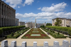 Viennaslide-05810106 Brüssel, Mont des Arts, im Hintergrund der Rathausturm; Der Mont des Arts oder Kunstberg ist ein historischer Platz auf einer Erhebung im Zentrum von Brüssel umgeben vom Albertinagarten, der Namenstrasse sowie dem Sabel- und dem Königsplatz. - Brussels, Mont des Arts with City Hall Tower in the Background (Bruxelles, Brussel)