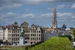 Viennaslide-05810108 Brüssel, Mont des Arts, im Hintergrund der Rathausturm, Der Mont des Arts oder Kunstberg ist ein historischer Platz auf einer Erhebung im Zentrum von Brüssel umgeben vom Albertinagarten, der Namenstrasse sowie dem Sabel- und dem Königsplatz. - Brussels, Mont des Arts with City Hall Tower in the Background (Bruxelles, Brussel)