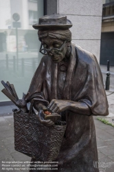 Viennaslide-05810122 Brüssel, Rue du Midi, Monument Madame Chapeau von Tom Frantzen - Brussels, Ruen du Midi, Monument Madame Chapeau by Tom Frantzen (Bruxelles, Brussel); 