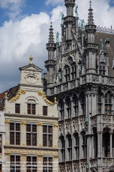 Viennaslide-05811108 Brüssel, Grand Place, Grote Markt, Maison du Roi, Broodhuis - Brussels, Grand Place, Grote Markt, Maison du Roi, Broodhuis (Bruxelles, Brussel) Grand-Place (frz. für ‚Großer Platz‘) bzw. Grote Markt (ndl. für ‚Großer Markt‘) ist der zentrale Platz der belgischen Hauptstadt Brüssel und eines ihrer Wahrzeichen. Nach der Zerstörung durch die Franzosen wurden die Zunft- bzw. Gildehäuser um 1698 in einem prächtigen Barockstil neu errichtet. Mit dem gotischen Rathaus und seiner geschlossenen barocken Fassadenfront gilt er als einer der schönsten Plätze Europas und wurde 1998 als Ensemble in die Liste des Weltkulturerbes der UNESCO aufgenommen.