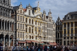 Viennaslide-05811109 Brüssel, Grand Place, Grote Markt, Maison du Roi, Broodhuis - Brussels, Grand Place, Grote Markt, Maison du Roi, Broodhuis (Bruxelles, Brussel) 
Grand-Place (frz. für ‚Großer Platz‘) bzw. Grote Markt (ndl. für ‚Großer Markt‘) ist der zentrale Platz der belgischen Hauptstadt Brüssel und eines ihrer Wahrzeichen. Nach der Zerstörung durch die Franzosen wurden die Zunft- bzw. Gildehäuser um 1698 in einem prächtigen Barockstil neu errichtet. Mit dem gotischen Rathaus und seiner geschlossenen barocken Fassadenfront gilt er als einer der schönsten Plätze Europas und wurde 1998 als Ensemble in die Liste des Weltkulturerbes der UNESCO aufgenommen.