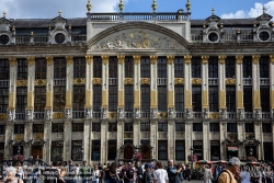 Viennaslide-05811110 Brüssel, Grand Place, Grote Markt, Maison du Roi, Broodhuis - Brussels, Grand Place, Grote Markt, Maison du Roi, Broodhuis (Bruxelles, Brussel) Grand-Place (frz. für ‚Großer Platz‘) bzw. Grote Markt (ndl. für ‚Großer Markt‘) ist der zentrale Platz der belgischen Hauptstadt Brüssel und eines ihrer Wahrzeichen. Nach der Zerstörung durch die Franzosen wurden die Zunft- bzw. Gildehäuser um 1698 in einem prächtigen Barockstil neu errichtet. Mit dem gotischen Rathaus und seiner geschlossenen barocken Fassadenfront gilt er als einer der schönsten Plätze Europas und wurde 1998 als Ensemble in die Liste des Weltkulturerbes der UNESCO aufgenommen.