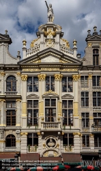 Viennaslide-05811111 Brüssel, Grand Place, Grote Markt, Maison du Roi, Broodhuis - Brussels, Grand Place, Grote Markt, Maison du Roi, Broodhuis (Bruxelles, Brussel) Grand-Place (frz. für ‚Großer Platz‘) bzw. Grote Markt (ndl. für ‚Großer Markt‘) ist der zentrale Platz der belgischen Hauptstadt Brüssel und eines ihrer Wahrzeichen. Nach der Zerstörung durch die Franzosen wurden die Zunft- bzw. Gildehäuser um 1698 in einem prächtigen Barockstil neu errichtet. Mit dem gotischen Rathaus und seiner geschlossenen barocken Fassadenfront gilt er als einer der schönsten Plätze Europas und wurde 1998 als Ensemble in die Liste des Weltkulturerbes der UNESCO aufgenommen.
